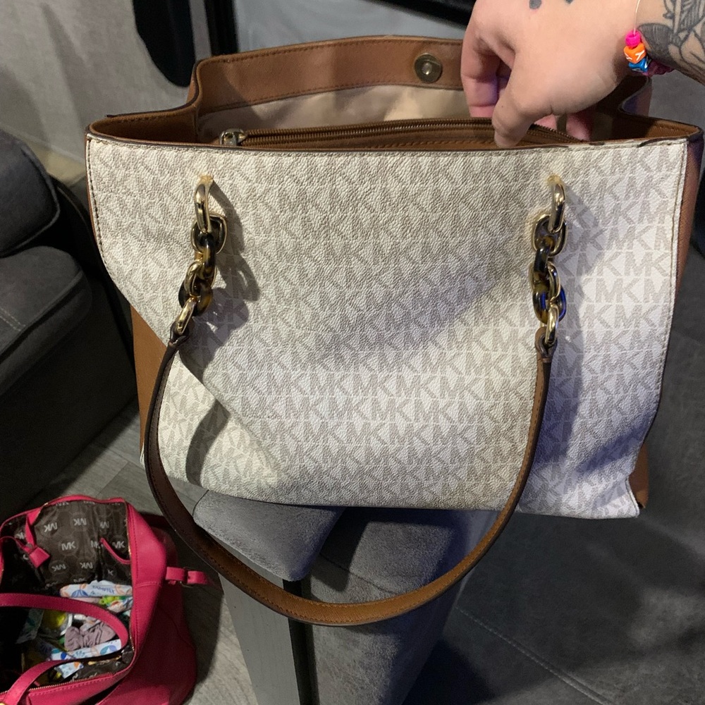 MK purse with 2 side pockets and zipper in middle with lots of space.